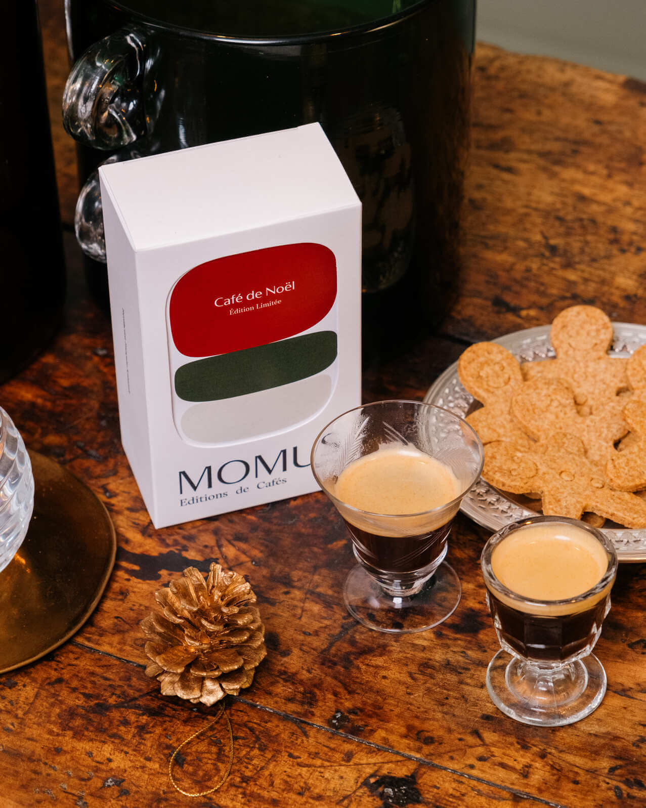 Idée cadeau de Noël, un café Momus. Des pains d'épices dans une assiette, une pomme de pain en décoration.