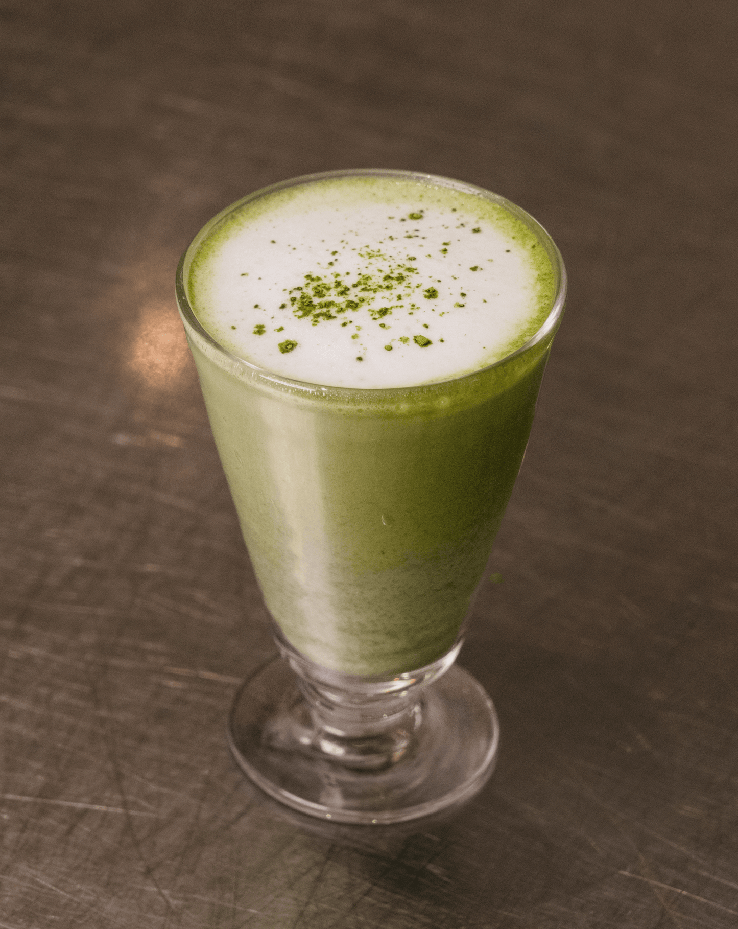 Verre de matcha avec mousse saupoudrée