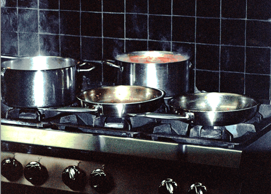 Les accords gourmands avec le café : ustensiles de cuisine sur la gazinière en train de mijoter.
