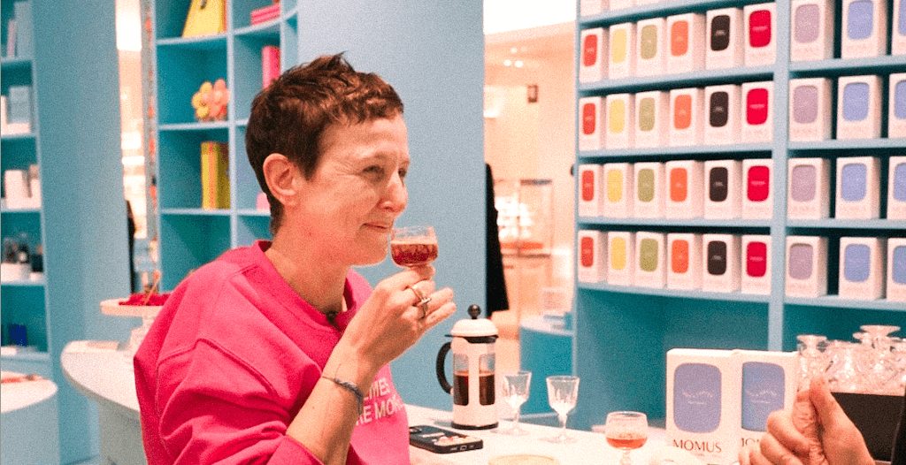 Un café avec Sarah Adelman, dégustant une boisson dans un café coloré.