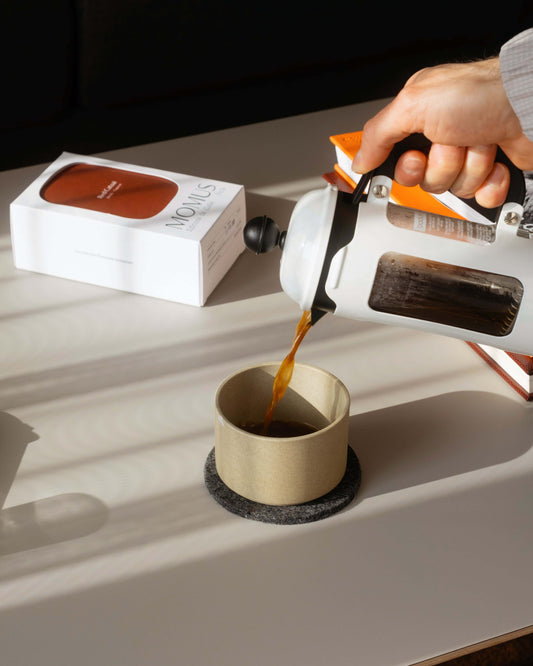 La flambée des prix du café : préparation d'une tasse de café frais avec une cafetière à piston.