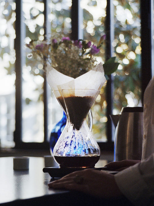 Le café décaféiné naturel préparé avec une méthode traditionnelle dans une élégante cafetière.