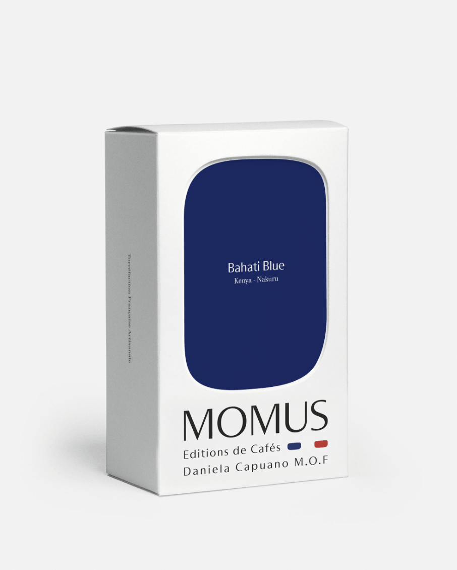 Emballage du café Bahati Blue, édition de MOMUS, mettant en avant le café du Kenya, région de Nakuru.