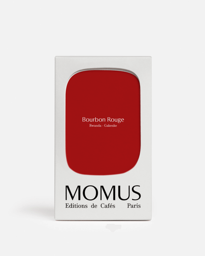 Boîte blanche de café Momus, Éditions de Cafés Paris, avec un encadré rouge vif au centre portant l'inscription "Bourbon Rouge Rwanda - Gakenke".