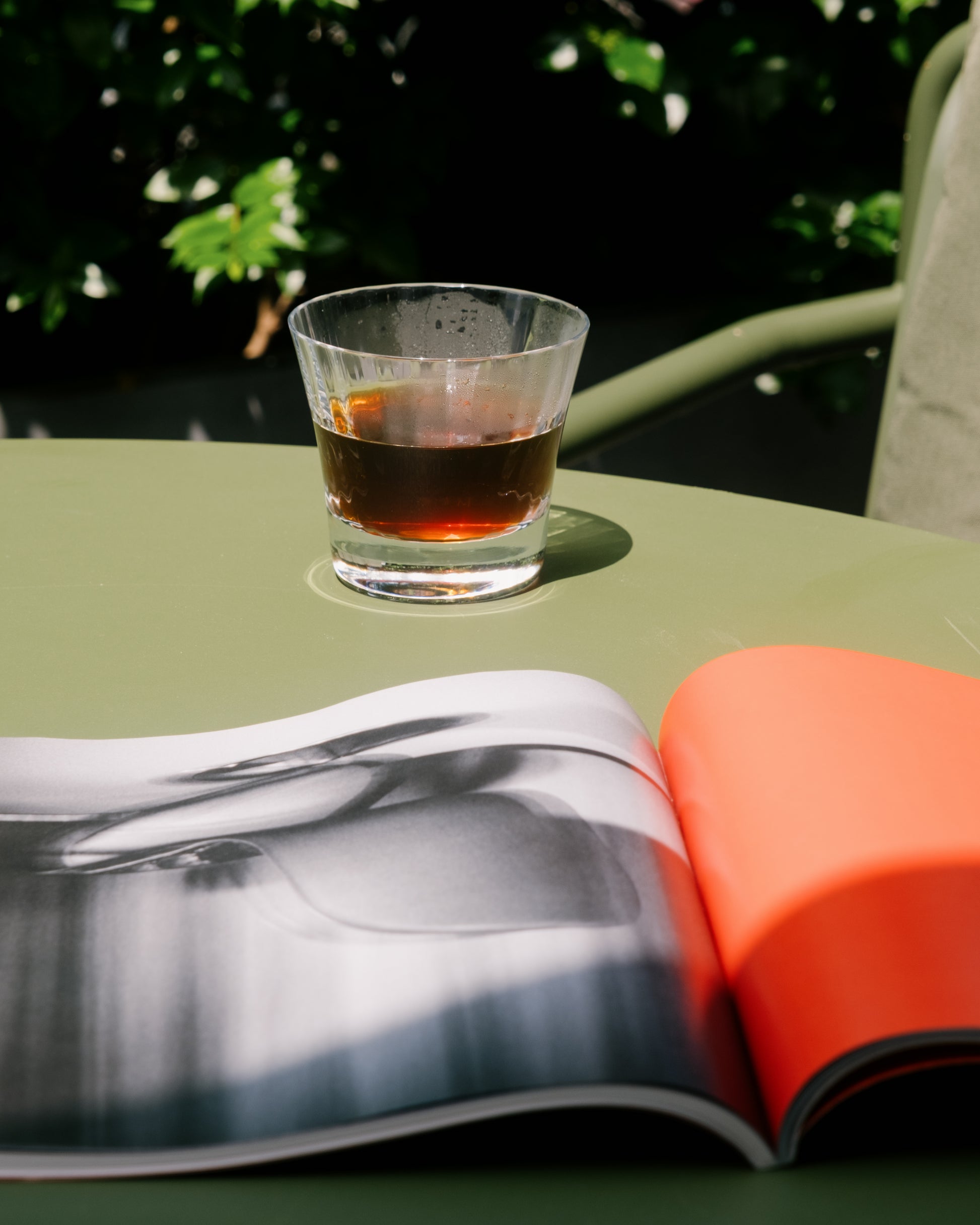 Café posé sur une table de jardin
