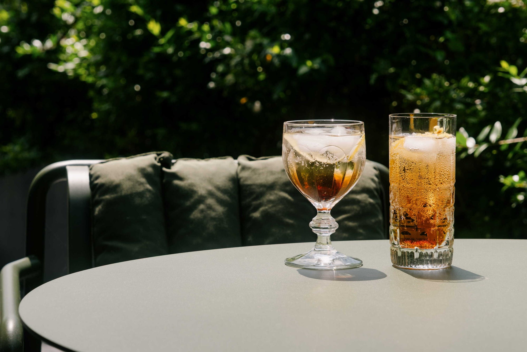 Cafés d'été Momus deux espresso Tonic dans deux forme de verres différents posé sur un table dehors. 