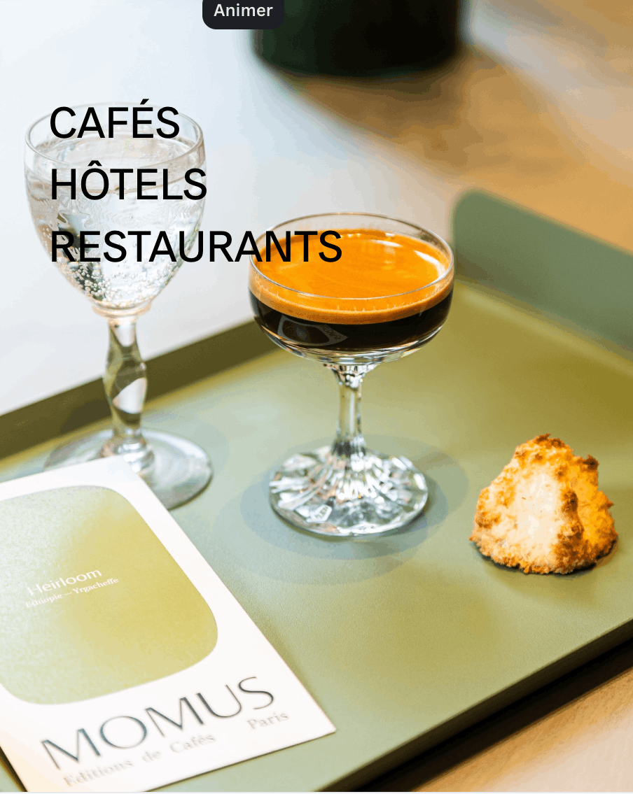 Plateau avec une coupe de champagne remplie de cafés pour les professionnels