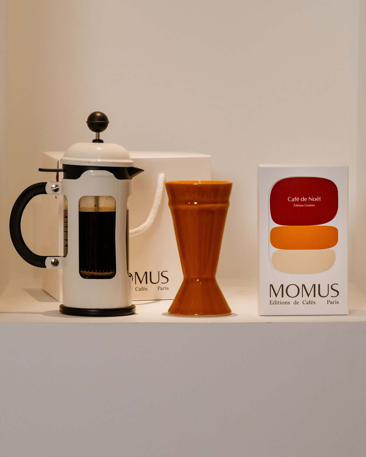 Idée cadeau Noël MOMUS - Tasse caramel, café de Noël édition limitée Paris et cafetière à piston