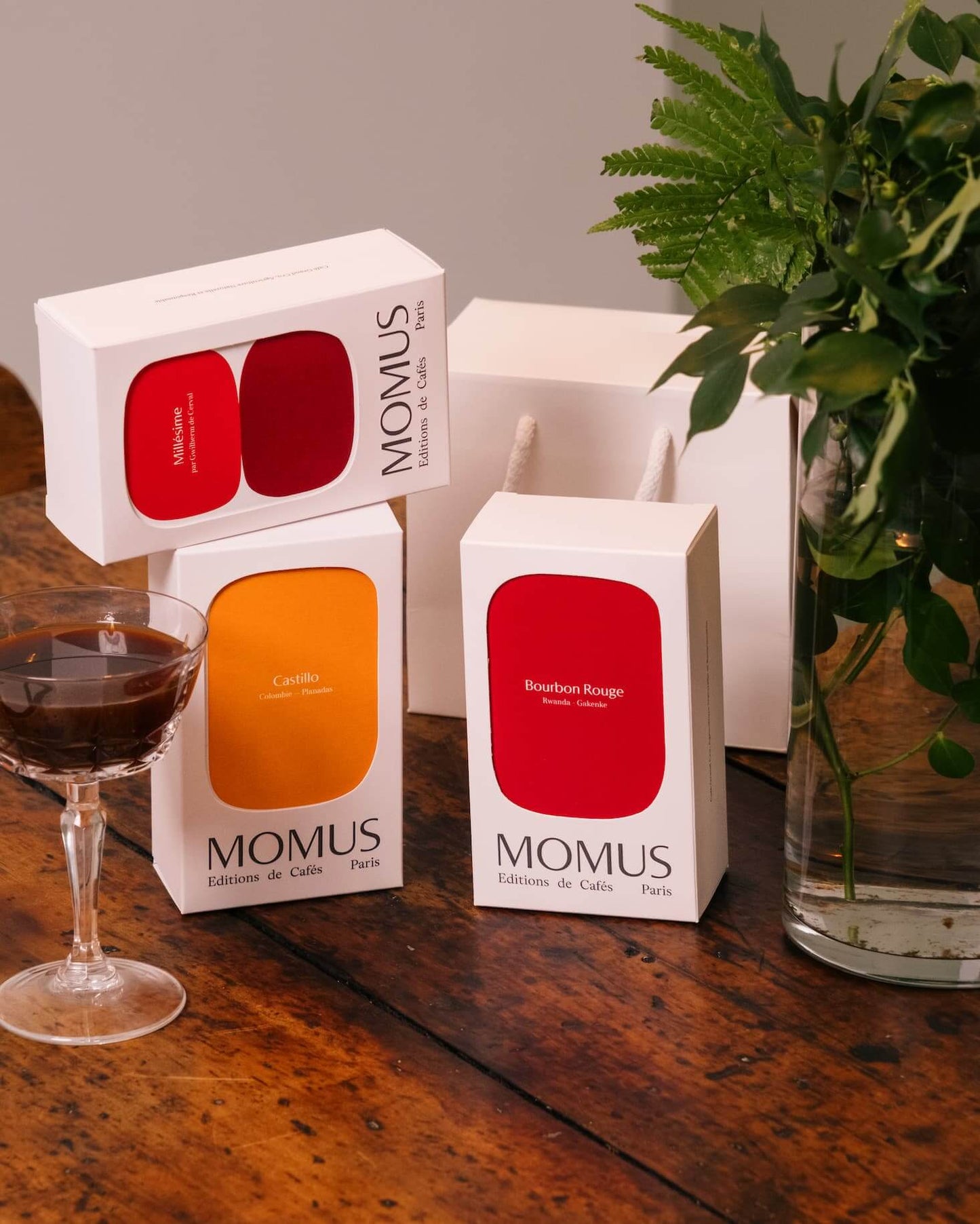 Coffret Spécial Filtre avec Bourbon Rouge et autres variétés de café sur une table en bois.