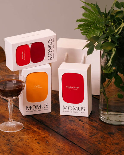 Coffret Spécial Filtre avec Bourbon Rouge et autres variétés de café sur une table en bois.