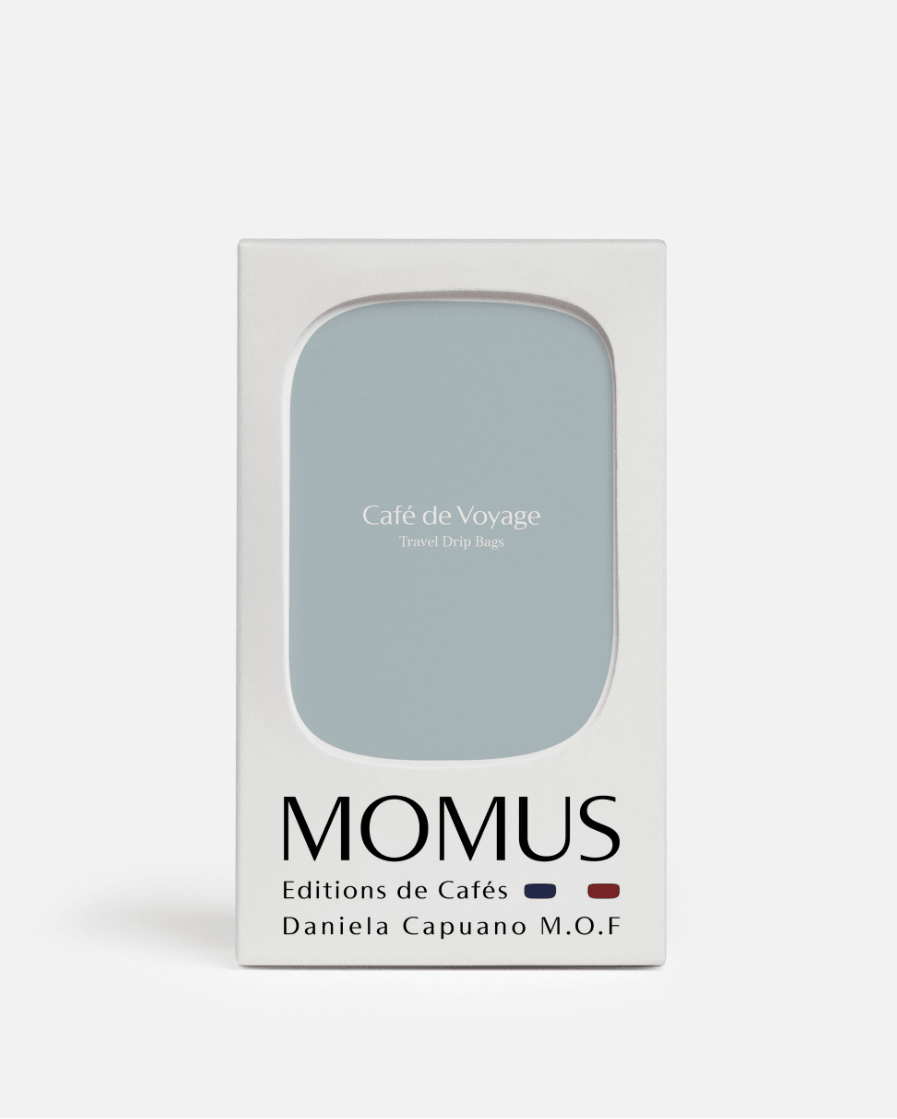 Emballage de Drip Bags avec le texte "Café de Voyage" de Momus, élégant et pratique pour le café de qualité.