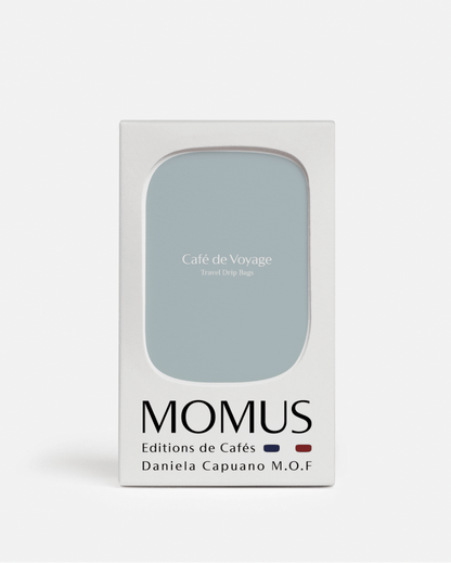 Emballage de Drip Bags avec le texte "Café de Voyage" de Momus, élégant et pratique pour le café de qualité.