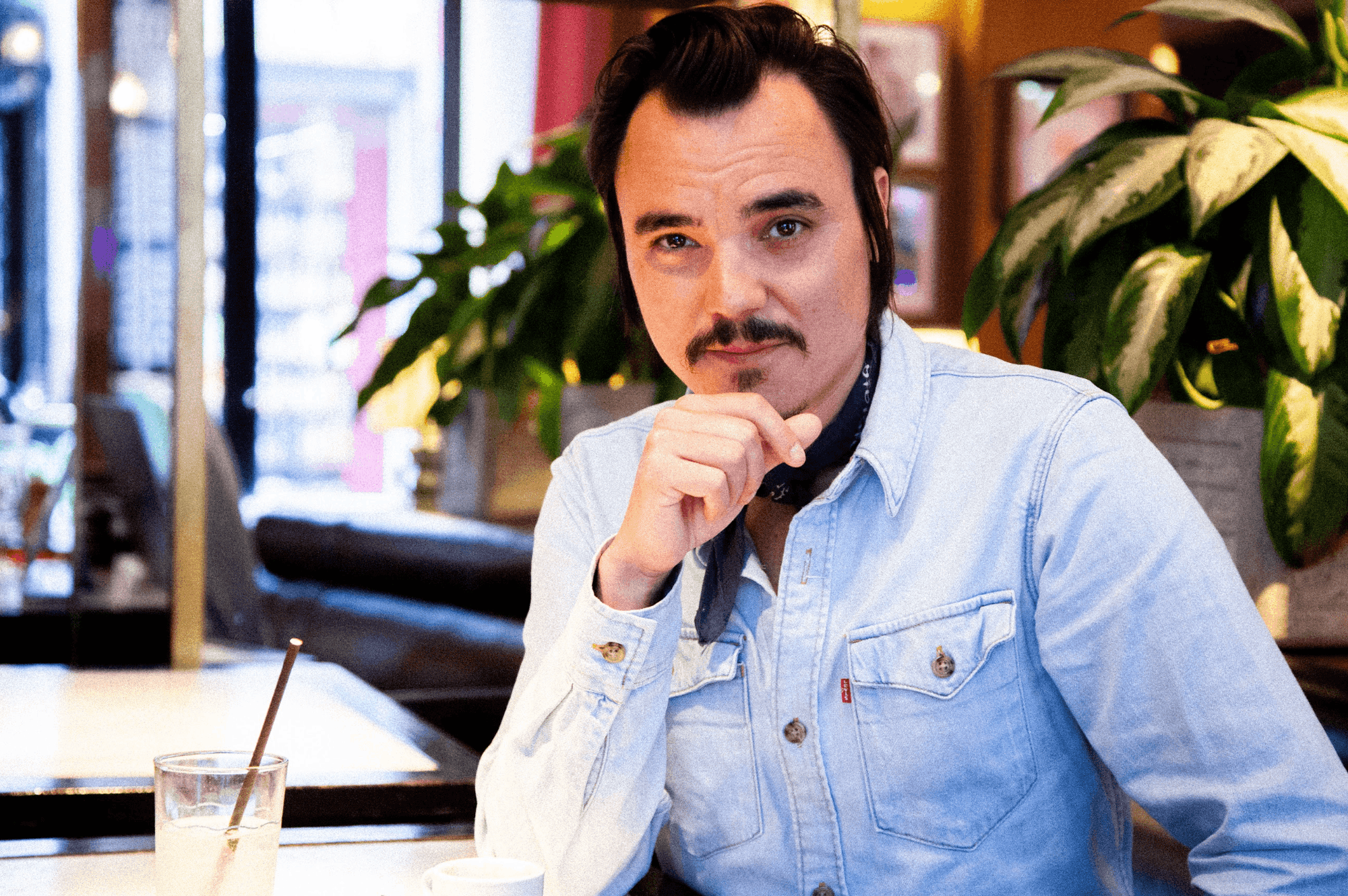 Un café Gwilerm de Cerval chemise en jean 