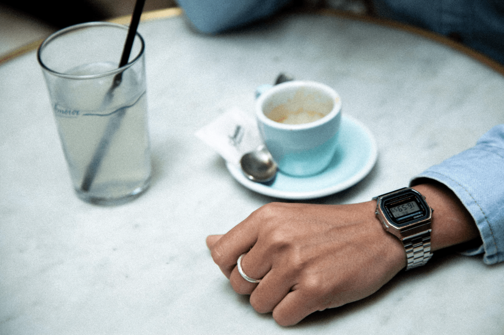 Un café avec Gwilerme de Cerval avant bras avec montre tasse de café vide et limonade. 