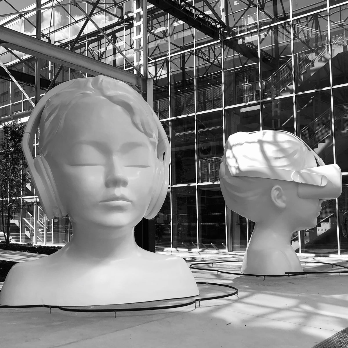 Nathalie Talec grande sculture de visage de femme tout en blanc (silicone) à l'extérieur