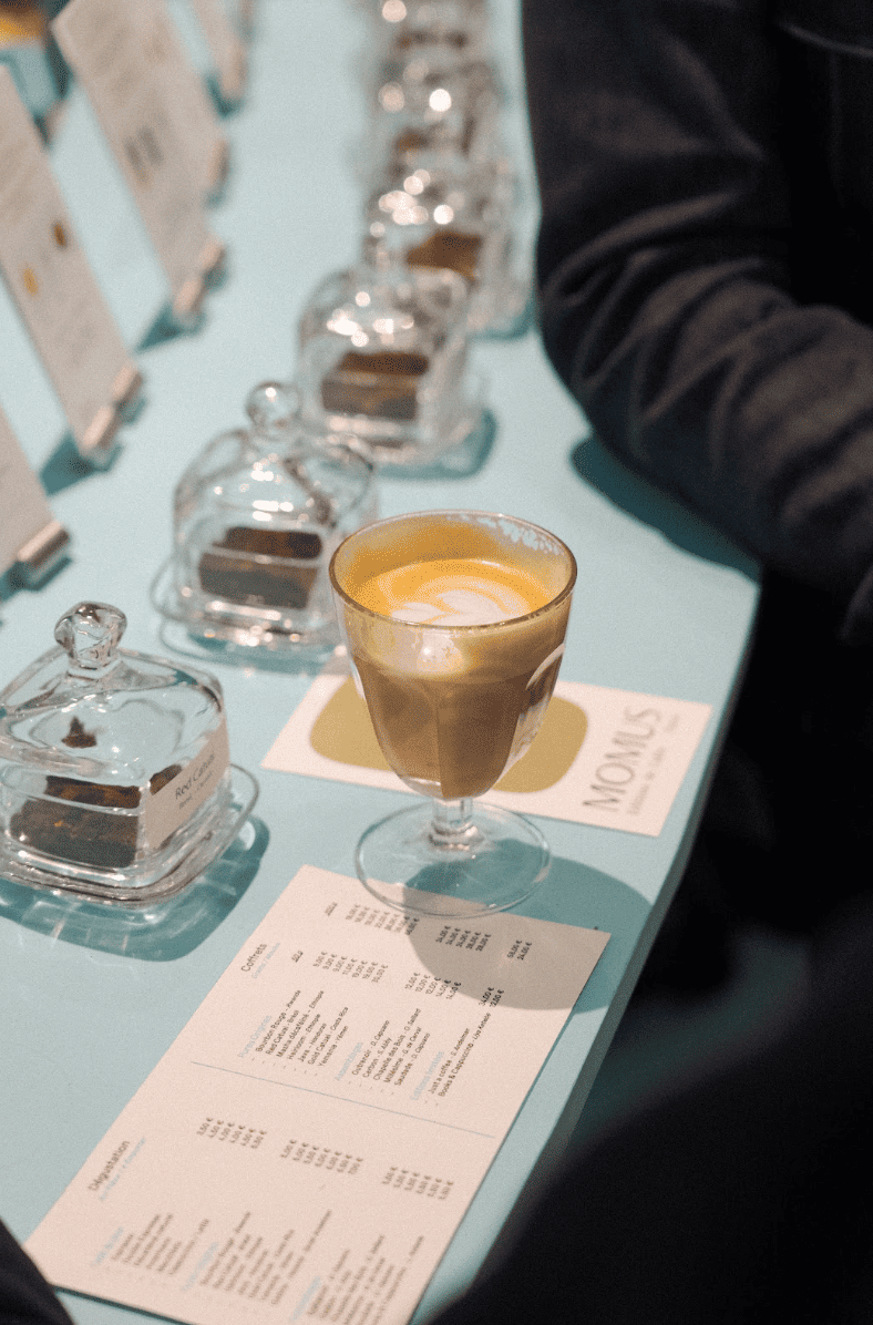 Un café avec Liya Kebele au bon marché devant un verre de Cappuccino