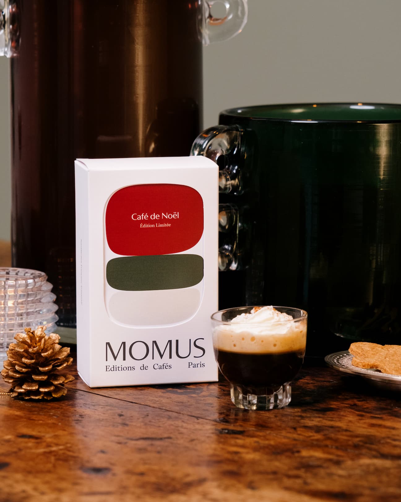 Idée cadeau de Noël, un café Momus. Des pains d'épices dans une assiette, une pomme de pain en décoration.