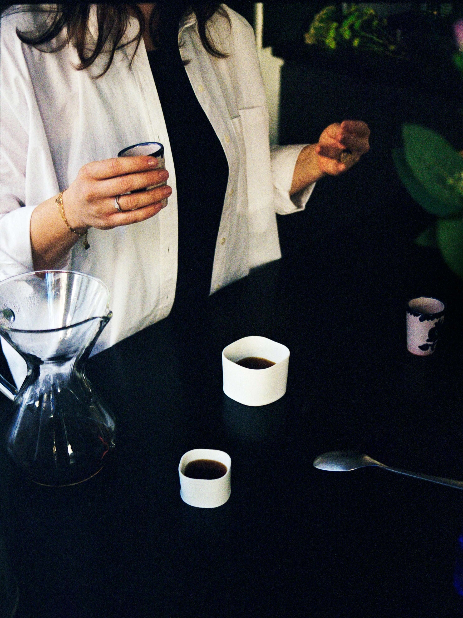 Tasses de café blanche, posées sur un table noire- inspiration Pierre Soulages