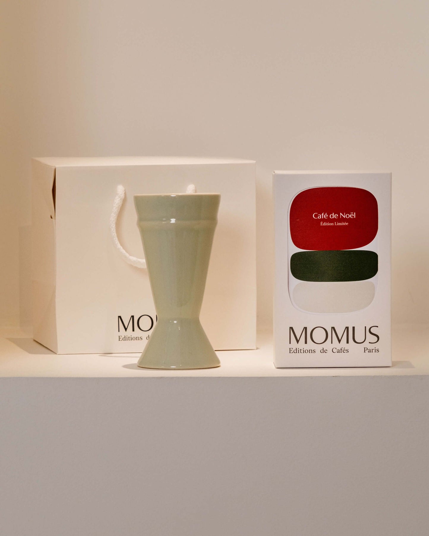 Idée cadeau Noël MOMUS - Tasse caramel et café de Noël édition limitée Paris