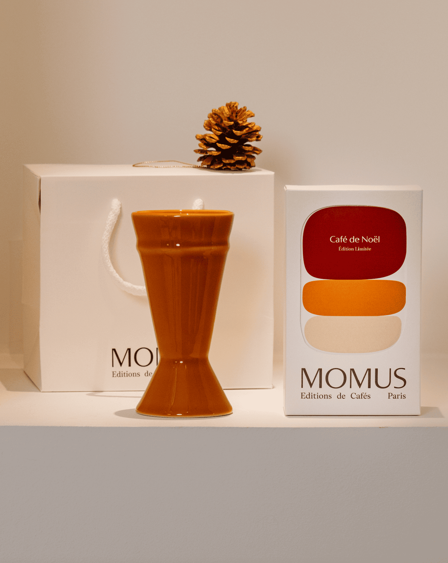 Idée cadeau Noël MOMUS - Tasse caramel et café de Noël édition limitée Paris