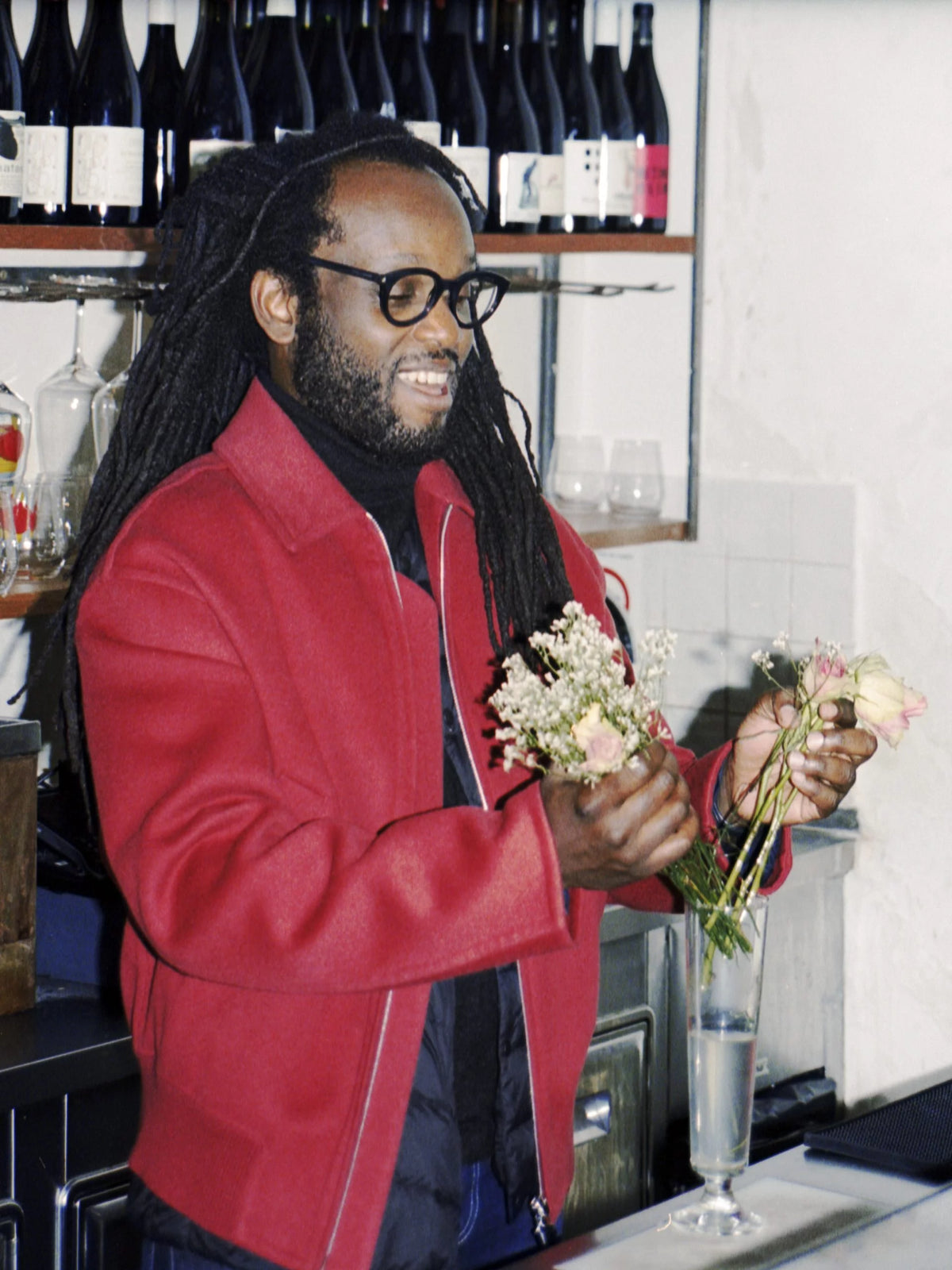 Stéphane Abby préparant un bouquet de fleurs derrière le bar