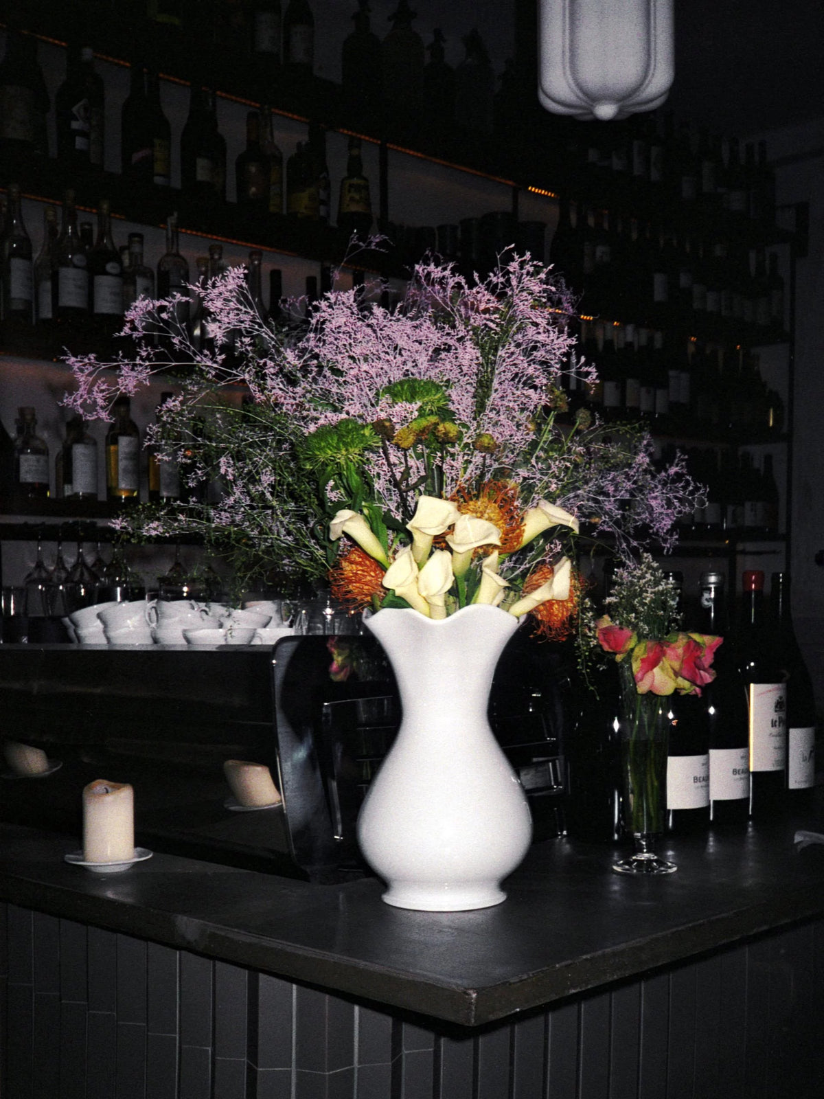 Bouquet sur le bar noir du restaurant le Carboni's de Stephane Abby