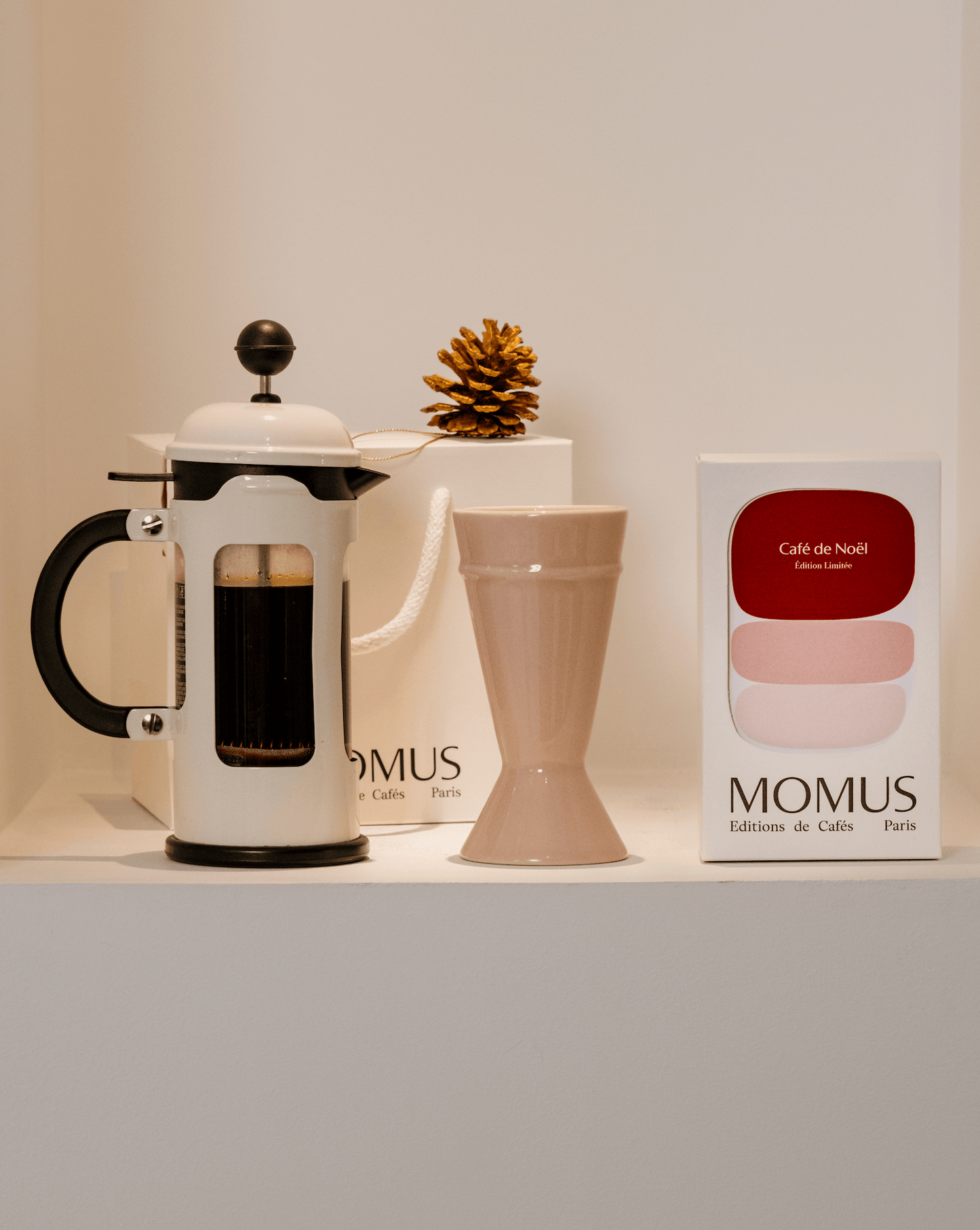 Idée cadeau Noël MOMUS - Tasse Nude café de Noël édition limitée Paris et cafetière à piston