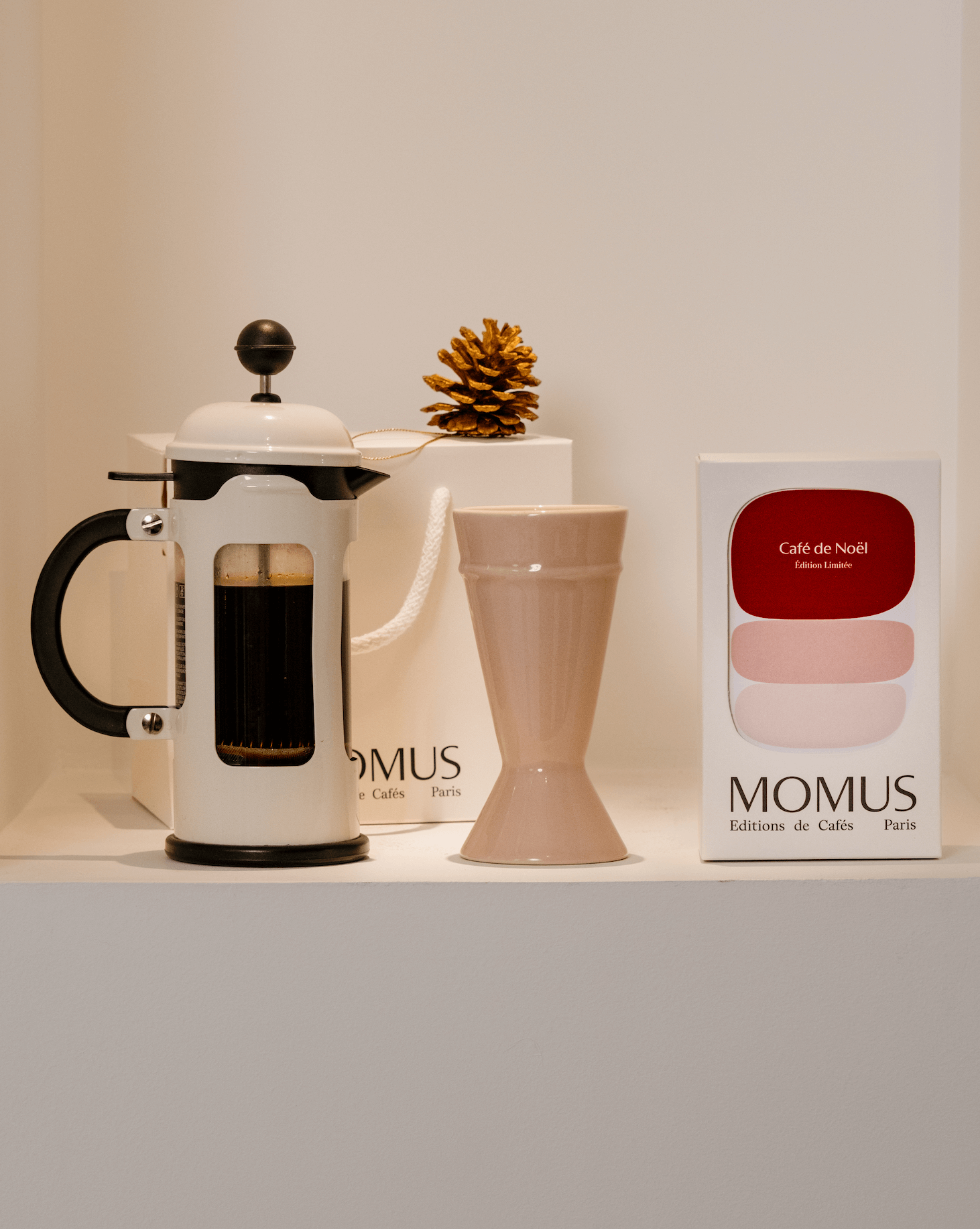 Idée cadeau Noël MOMUS - Tasse Nude café de Noël édition limitée Paris et cafetière à piston