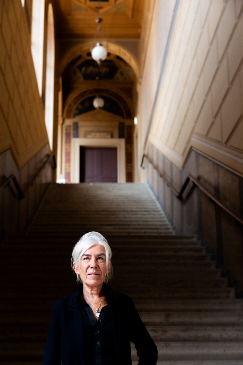 Nathalie Talec devant des escaliers dans les beaux arts de Paris