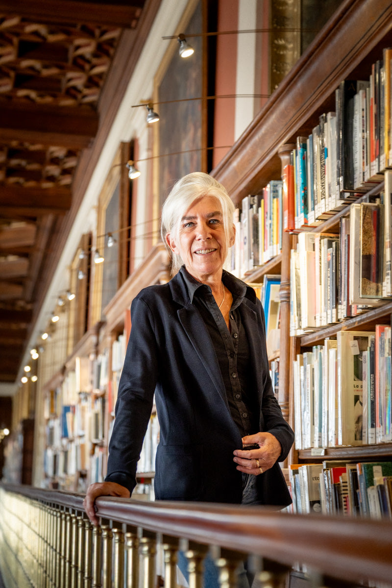 Nathalie Talec posant dans la bibliothèque des beaux-arts