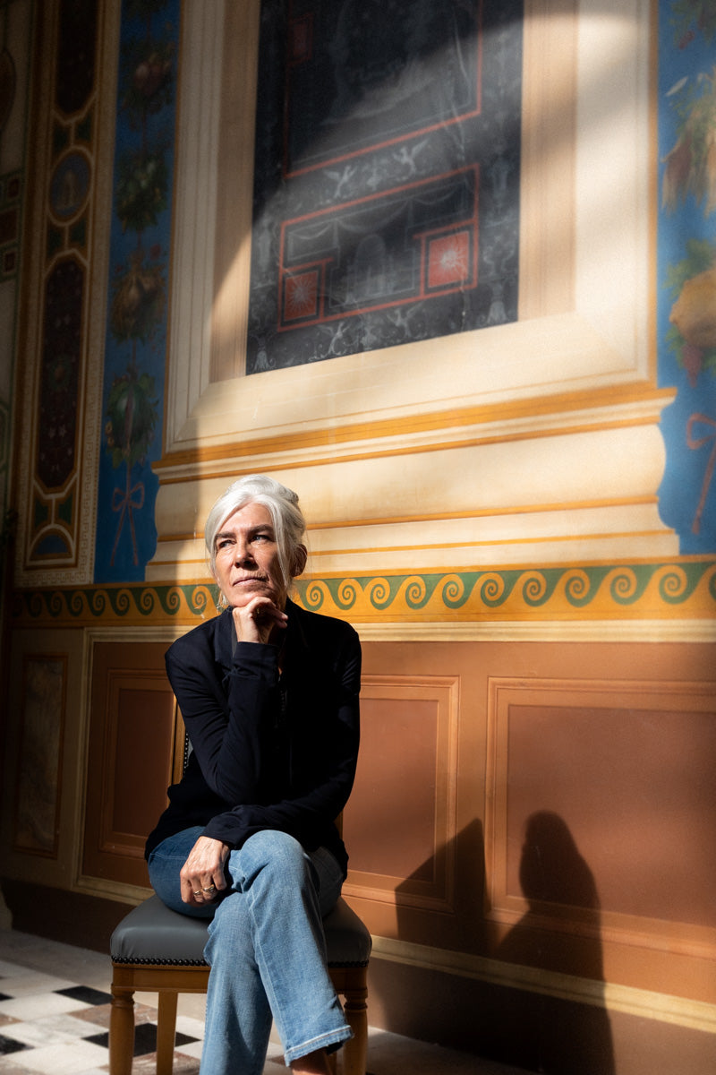 Nathalie Talec sur la chaise pour un l'enregistrement d'un café avec pour Momus Paris
