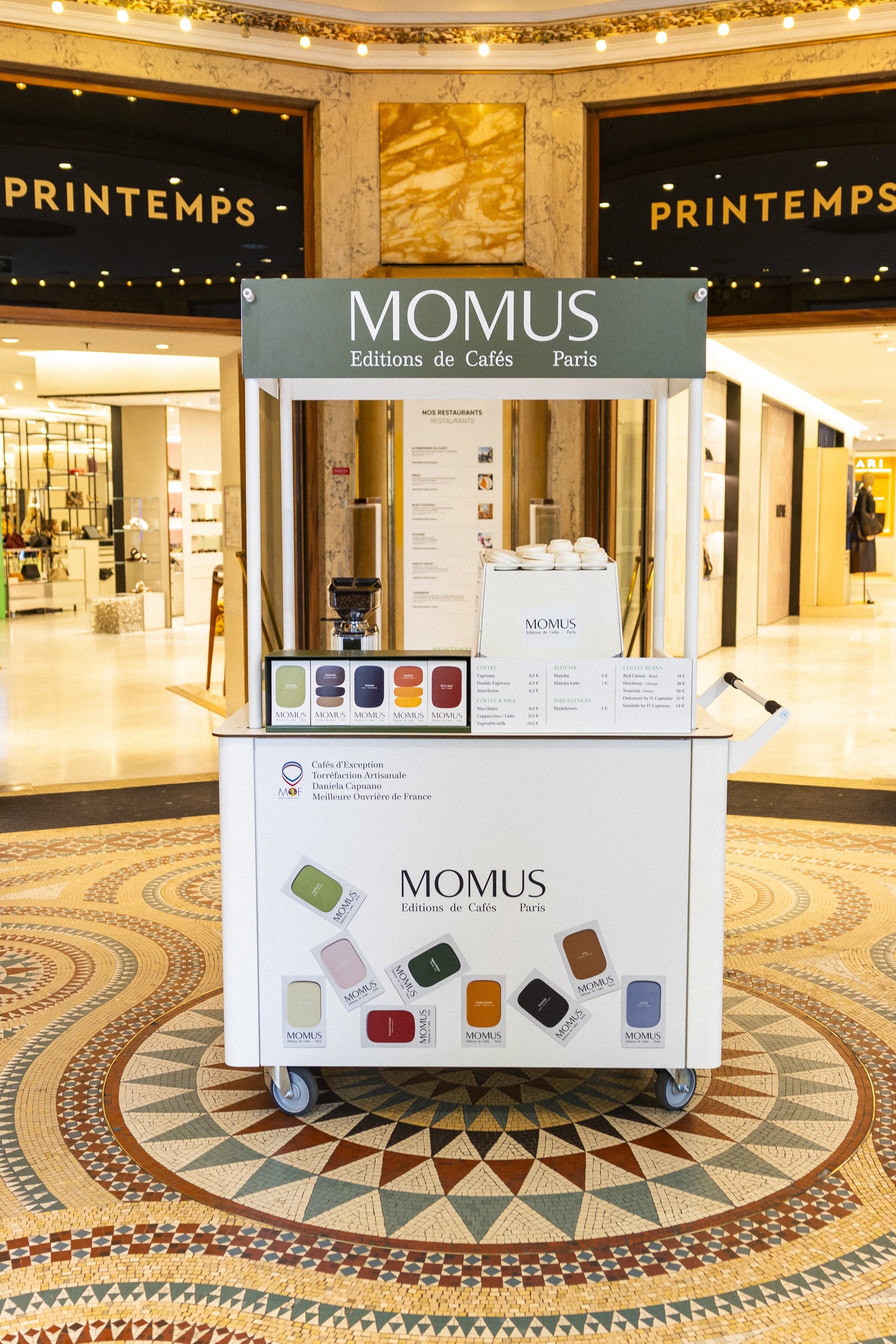 Un chariot mobile Momus Printemps Haussmann