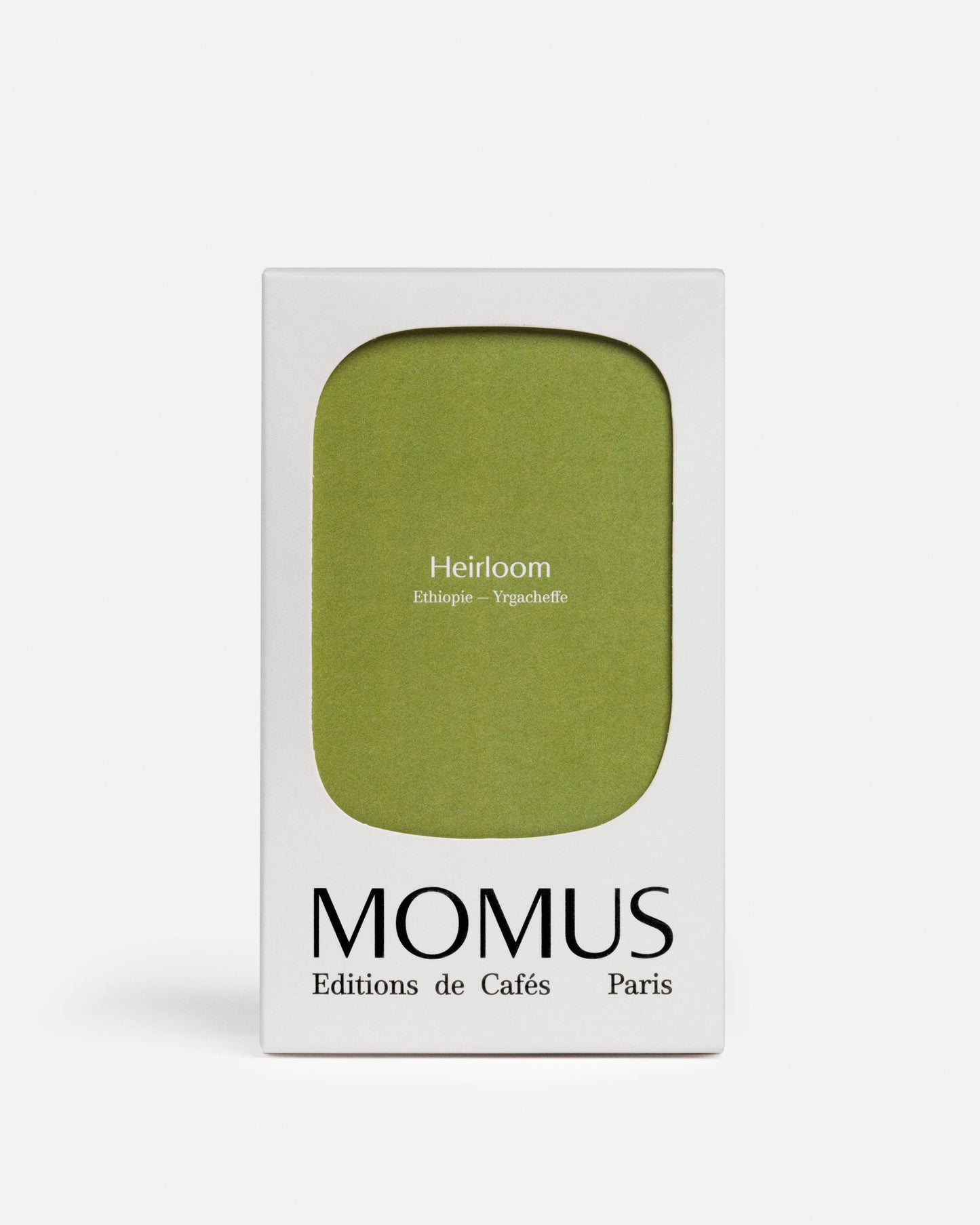 Packaging blanc du café Momus Heirloom Éthiopie - Yrgacheffe. La boîte présente une grande forme vert olive/vert kaki et le texte indique « Heirloom Éthiopie – Yrgacheffe ». Ce café, issu de l'agriculture naturelle et responsable, est idéal pour les méthodes filtres ou un espresso léger, révélant des notes florales et fruitées.