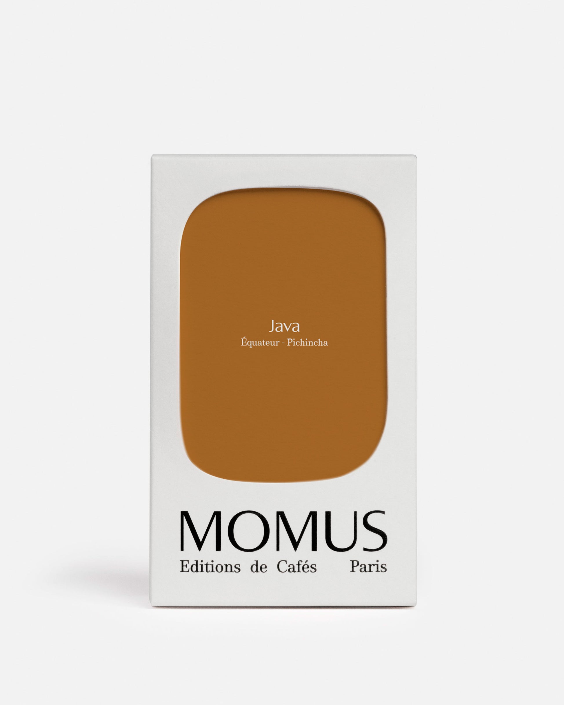 Packaging blanc du café Momus Java Équateur - Pichincha. La boîte présente une grande forme brun-orangé (couleur terre cuite). Ce café, cultivé à la ferme durable Las Tolas, est caractérisé par des arômes de citronnelle, de chocolat et de miel, et issu d'une torréfaction artisanale bio française.