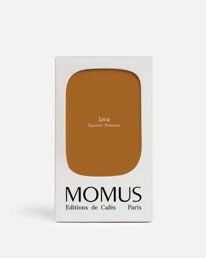 Packaging blanc du café Momus Java Équateur - Pichincha. La boîte présente une grande forme brun-orangé (couleur terre cuite). Ce café, cultivé à la ferme durable Las Tolas, est caractérisé par des arômes de citronnelle, de chocolat et de miel, et issu d'une torréfaction artisanale bio française.