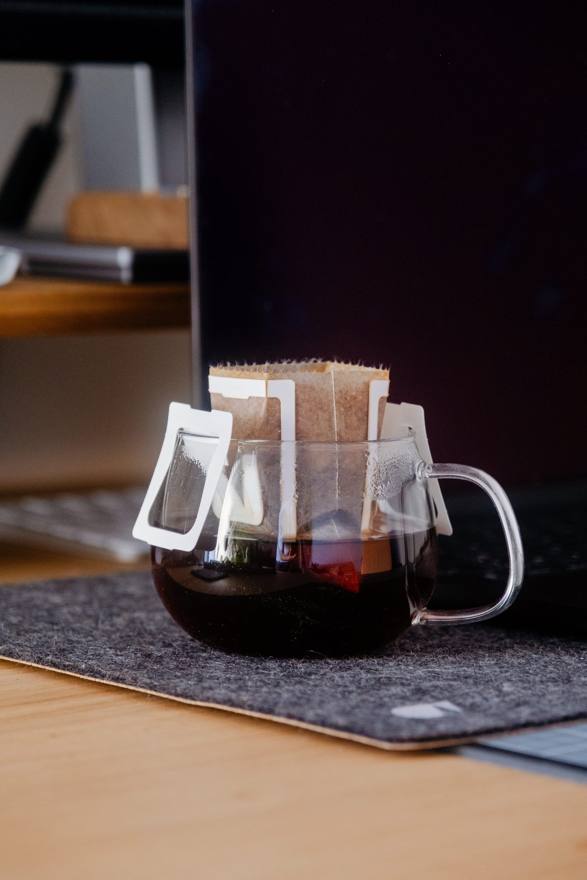 Un Drip Bags qui infuse dans une tasse 