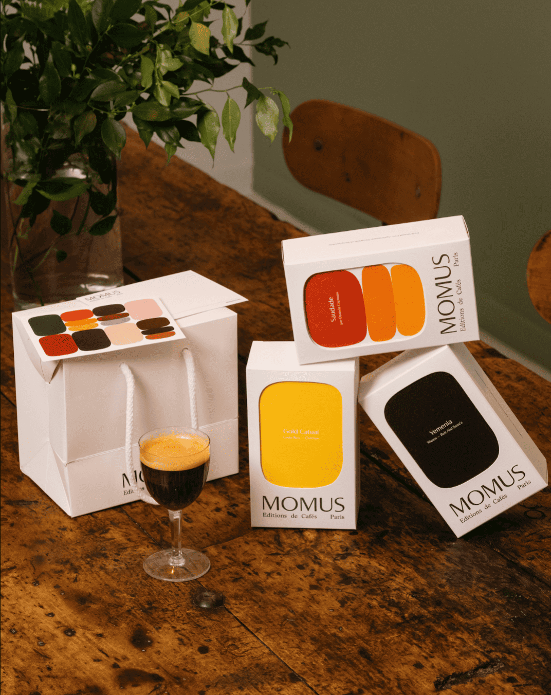 Gamme cafés de spécialité MOMUS Éditions de Cafés Paris : trois origines avec packaging blanc et café servi