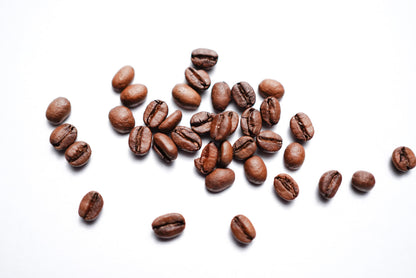 grains de cafés Heirloom sur fond blanc