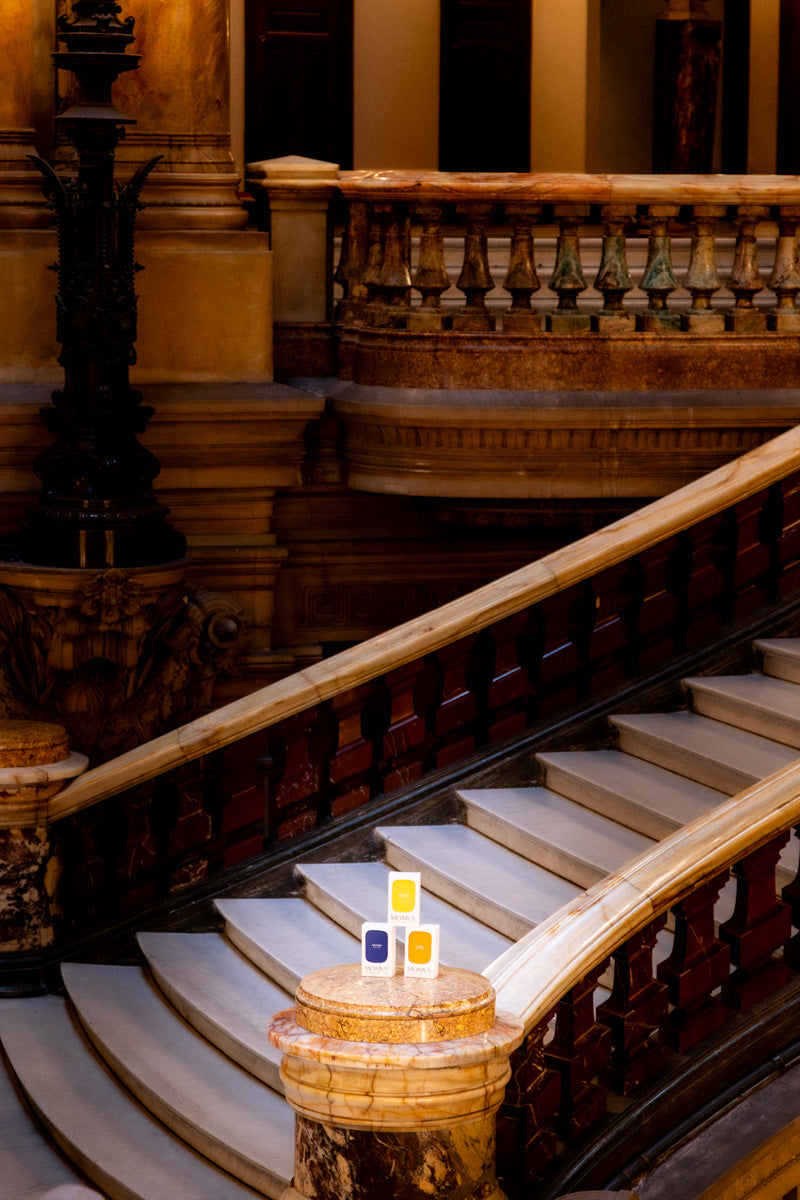 Un café à l'Opéra Garnier - Trois packaging posé dans le grand escalier et mis en lumière 