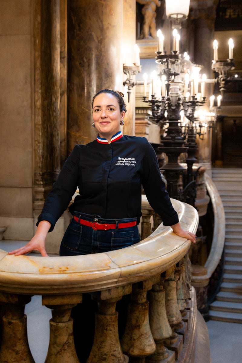 Un café à l'Opéra Garnier - Daniela Capuano MOF posant sur un des balcons du grand escalier