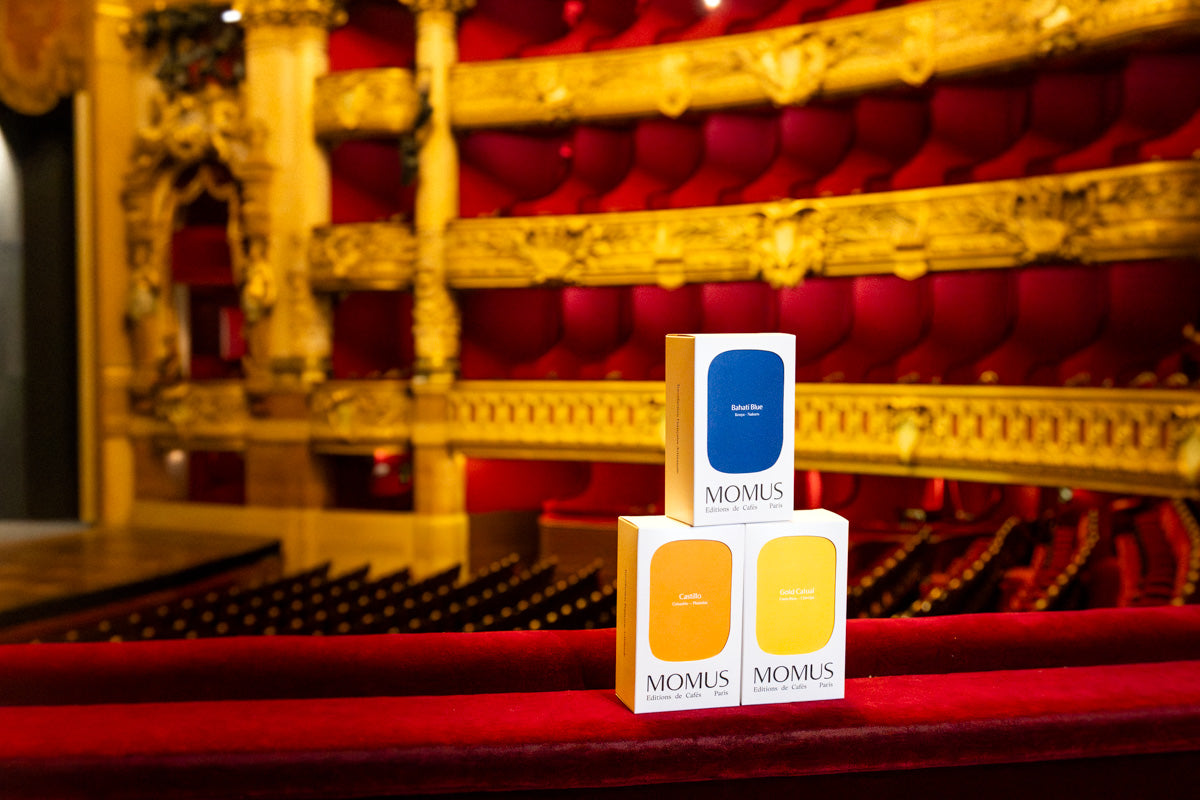 Un café à l'Opéra Garnier- Trois packaging de café Momus posé sur un des balcons du grand auditorium de l'Opéra