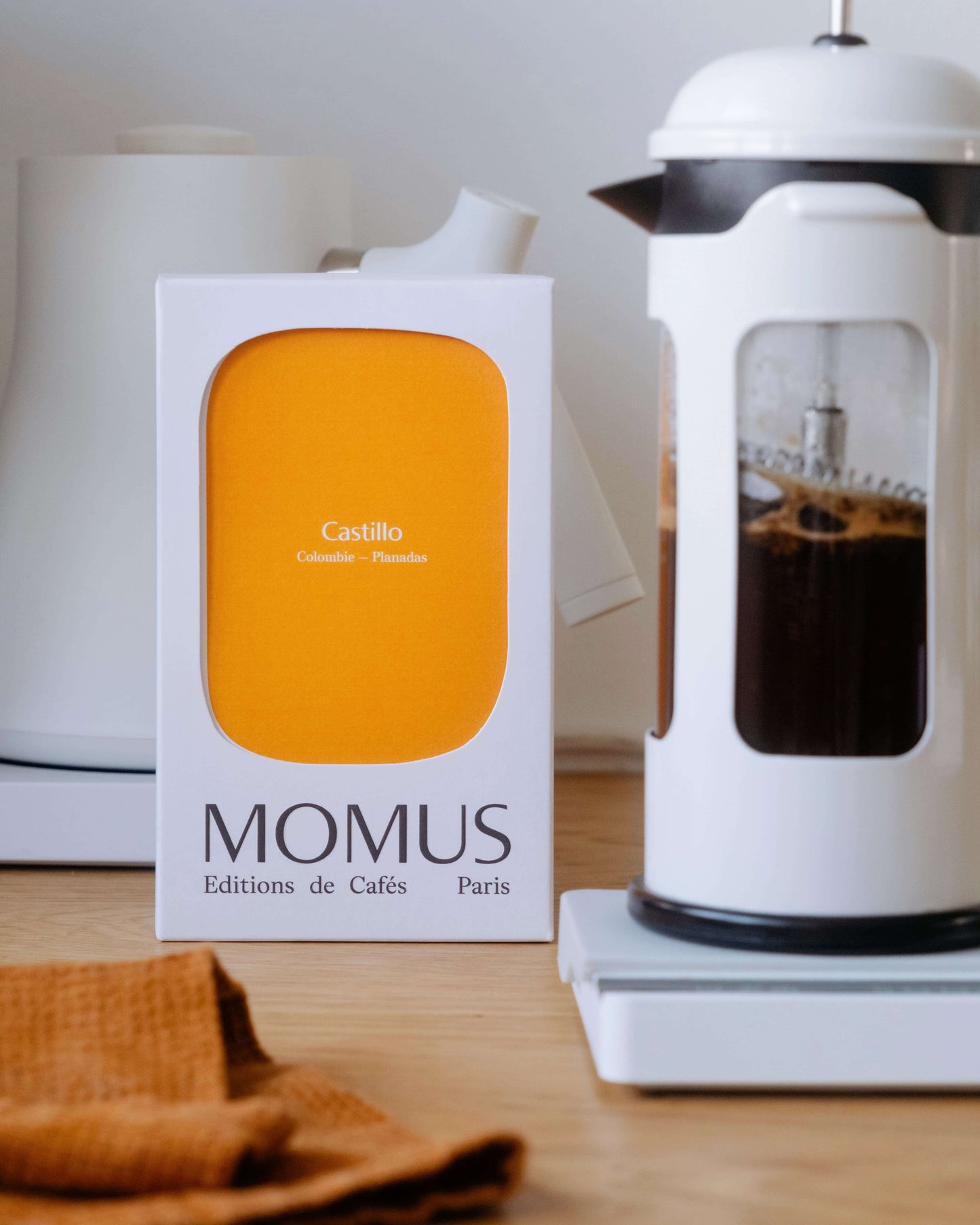 Café Castillo Colombie MOMUS avec French Press et accessoires café sur table bois