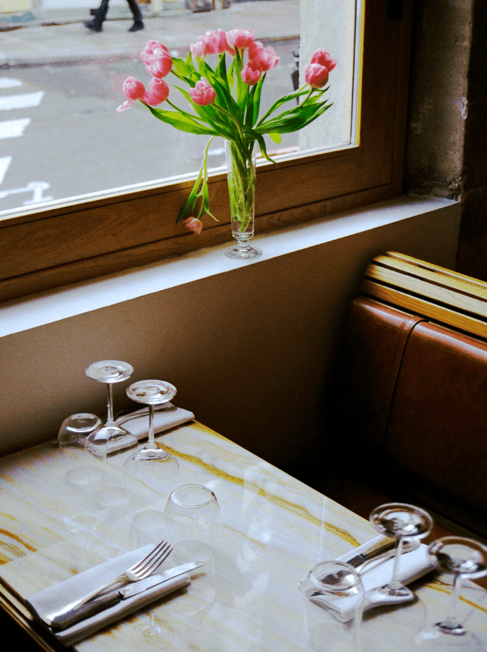 table dressée dans le restaurant le Carbonis de stéphane abby 